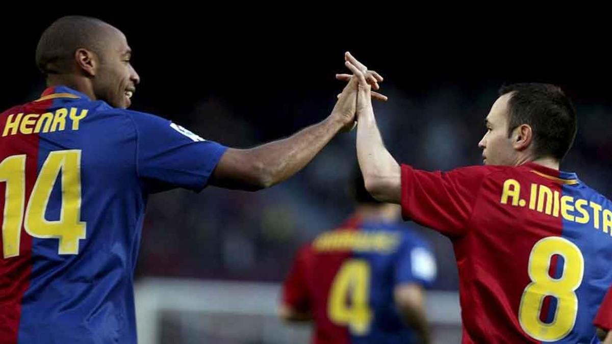 Henry con Iniesta en una imagen de abril de 2009, durante un partido contra el Recreativo de Huelva en el Camp Nou