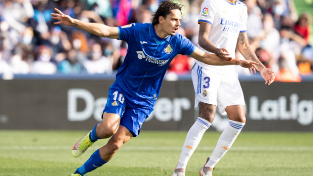 El jugador del Getafe, Enes Unal celebra su gol ante el Real Madrid.