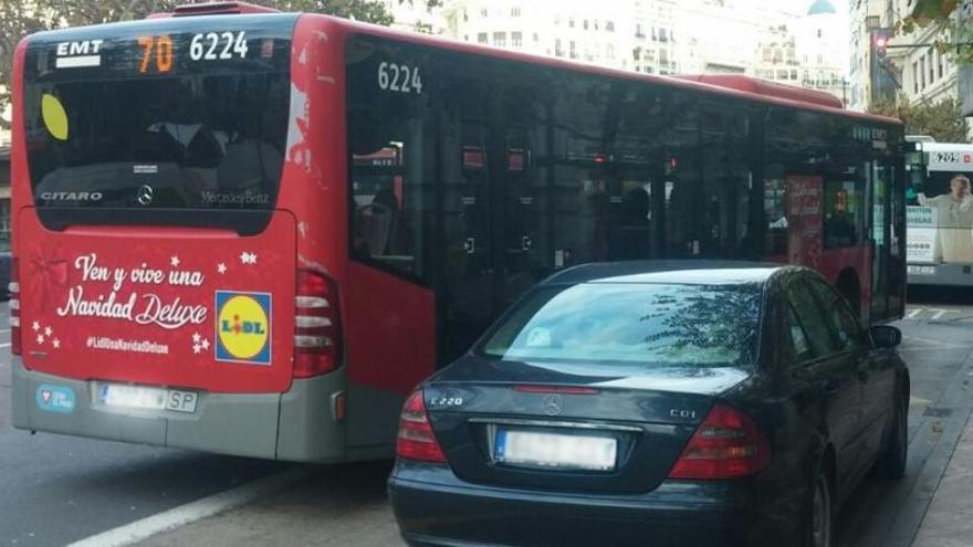 La Federación vecinal defiende el aparcamiento nocturno en el carril-bus con ajustes horarios