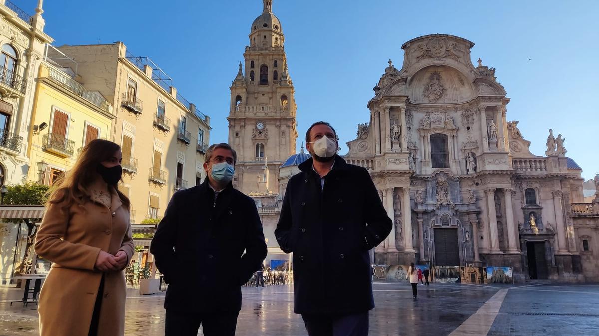 Los ediles populares, Rebeca Pérez, José Guillén y Jesús Pacheco, hoy en Cardenal Belluga