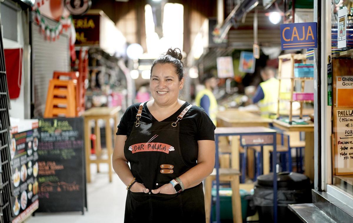 Karina Sosa Camacho, cocinera y camarera, nacida en Bolivia, trabaja en el Bar Paula del mercado Tirso de Molina del barrio madrileño Puerta del Ángel.