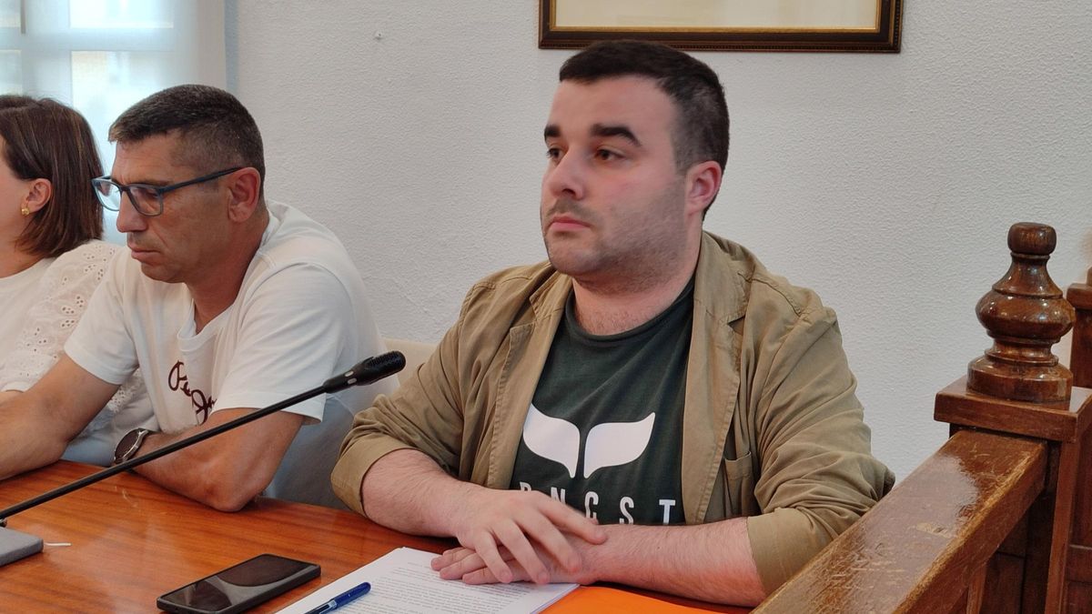 El concejal no adscrito del Concello de Bueu, Daniel Chapela, durante un pleno de la corporación.