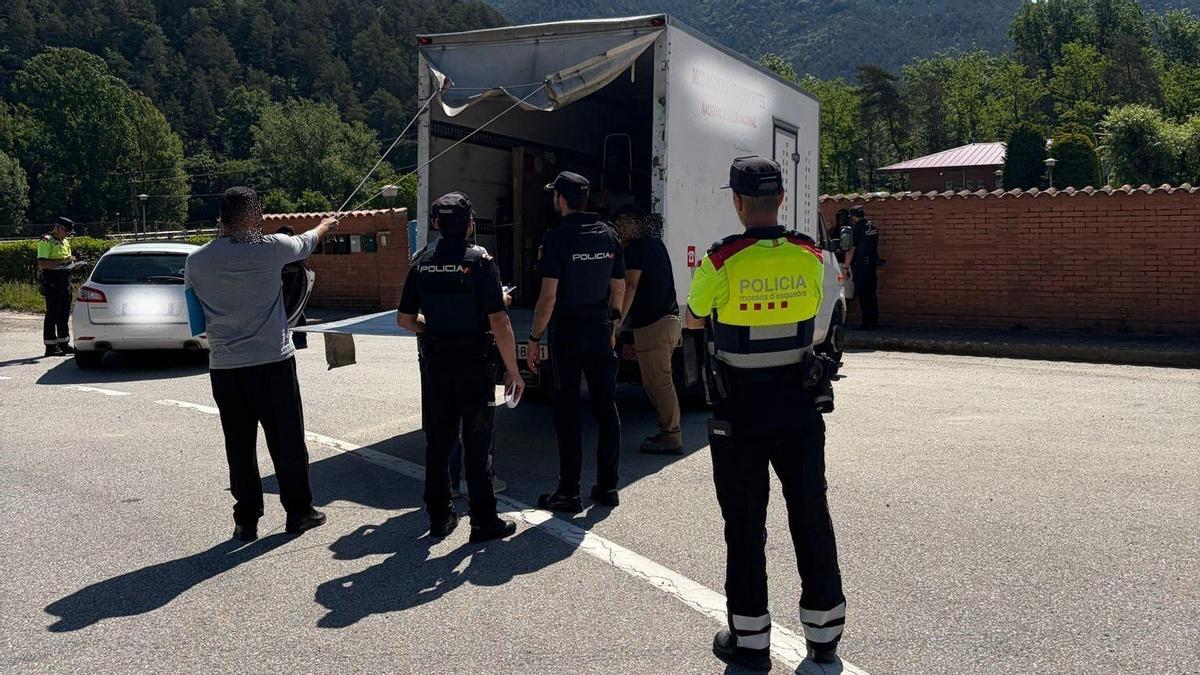 Un moment del macrocontrol policial a Ripoll.