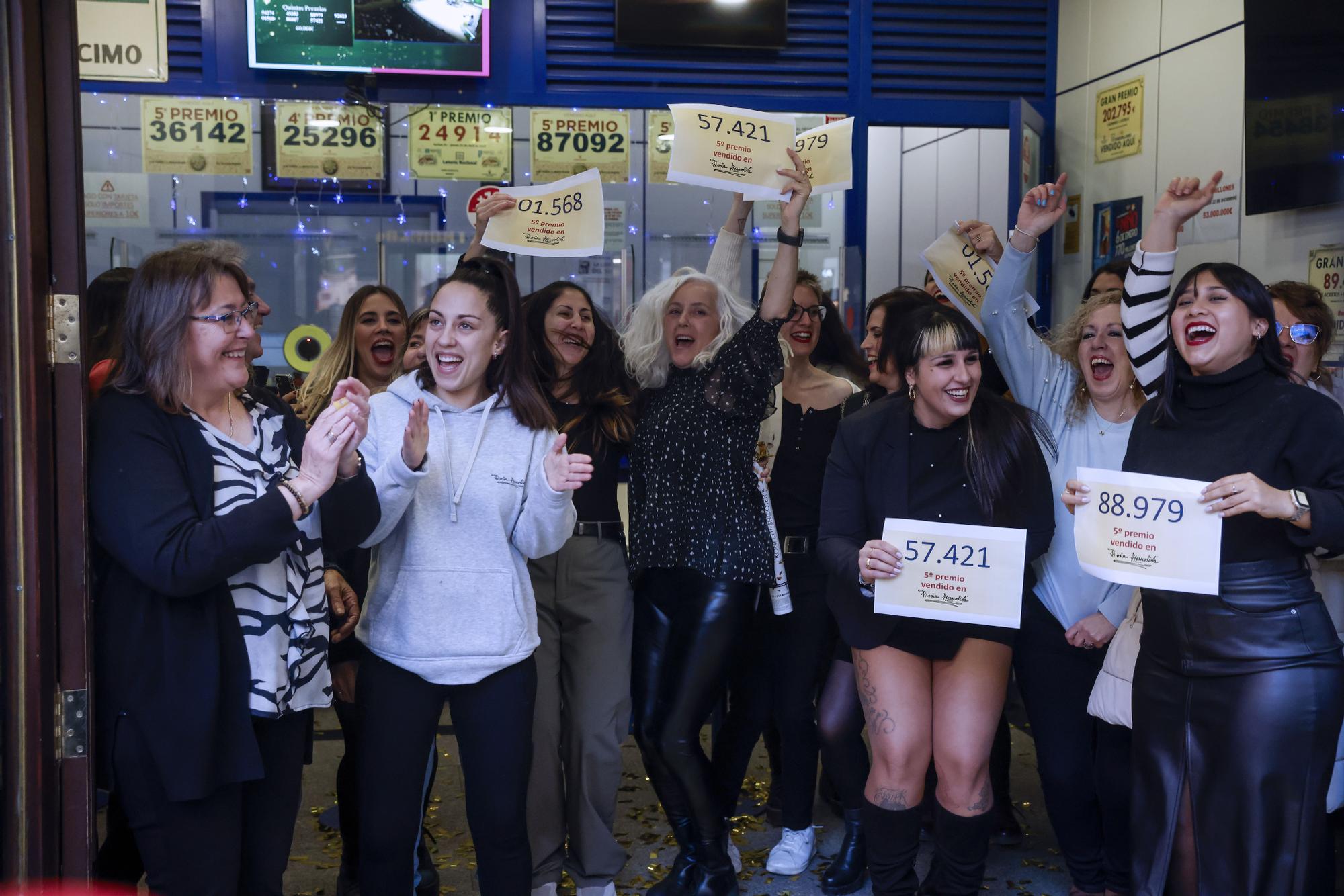 Celebraciones en Doña Manolita tras vender dos quintos premios del sorteo extraordinario de Navidad de la Lotería Nacional