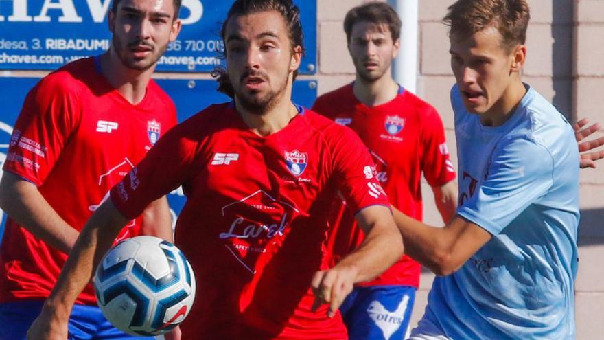 Nico protege el balón ante la oposición del moañés Doval. | // I. ABELLA