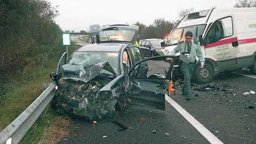 Siguen graves los dos padres y el hijo accidentados el sábado en la vía rápida