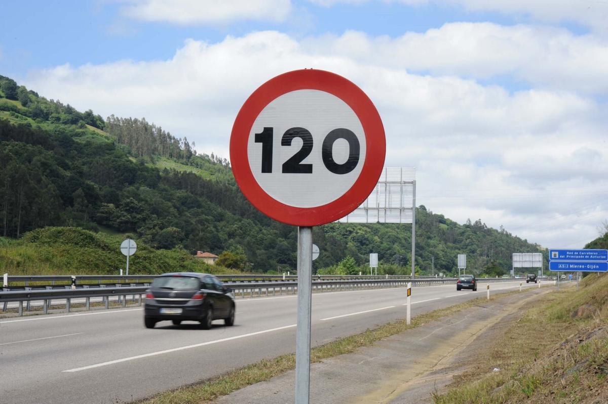 SEÑAL DE TRAFICO DE LIMITACION DE VELOCIDAD A 120 KILOMETROS POR HORA, EN LA AUTOVIA MINERA