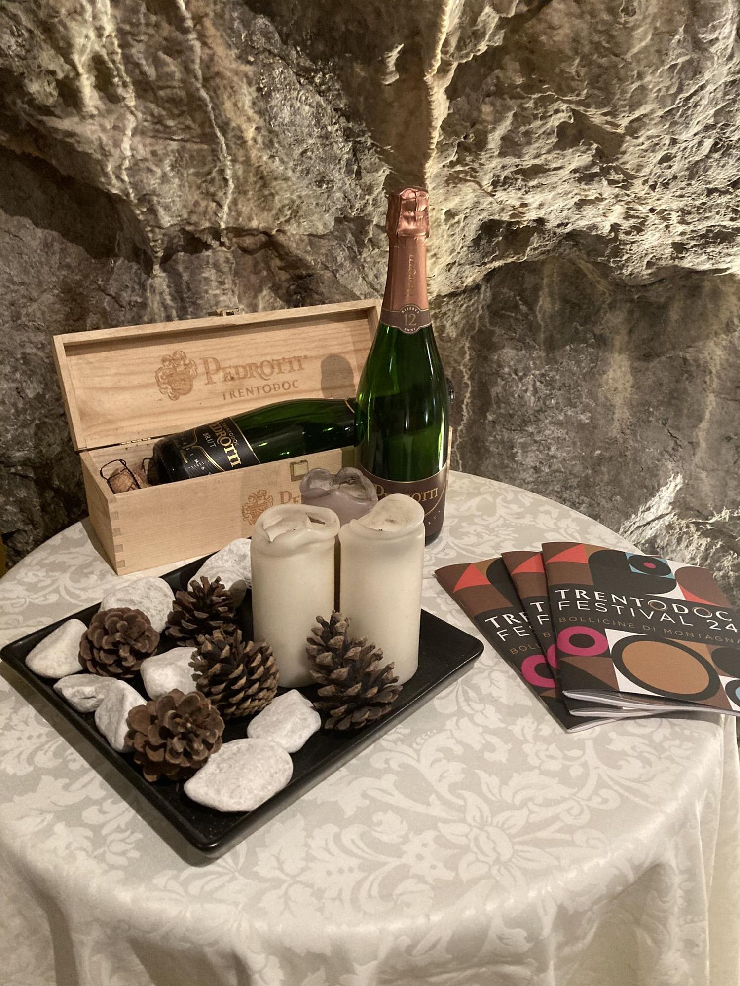 Celebrando el Festival Trentodoc en la bodega Pedrotti.