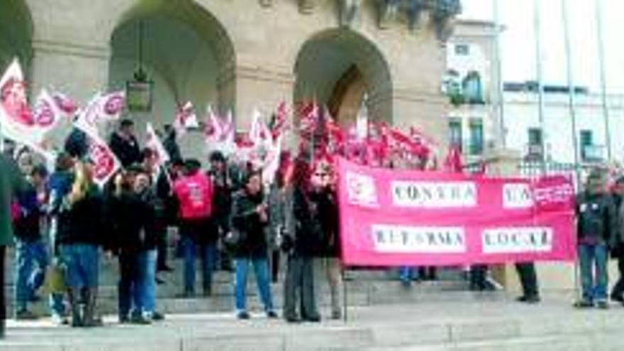 PSOE, CCOO y UGT protestan contra la Reforma Local