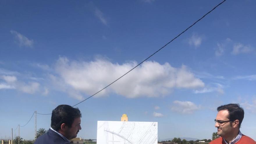 El alcalde de Los Alcázares, Mario Gómez, supervisa el comienzo de las obras en la zona de La Dorada.