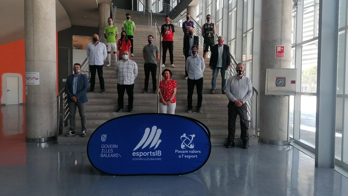 Todos los participantes del acto posan en las escaleras del Velòdrom.