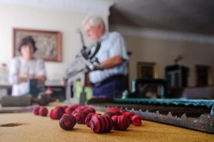 31-10-18. LAS PALMAS DE GRAN CANARIA. Juan Bernades era un caramelero de la capita. Su hijo Liberato nos atiende en su casa para contarnos la historia y enseñarnos algunas de las máquinas con las que le padre hacía los caramelos..  FOTO: JOSÉ CARLOS GUERRA.  | 31/10/2018 | Fotógrafo: José Carlos Guerra