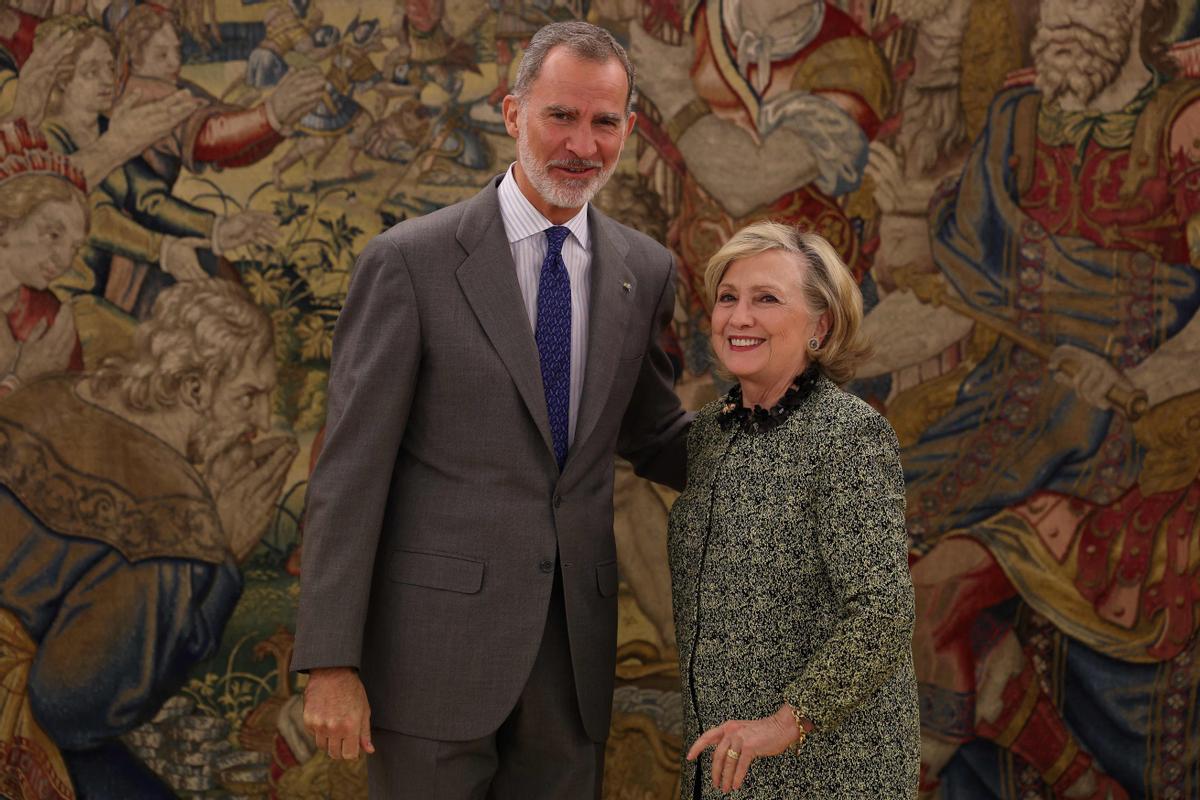 Felipe VI se reúne con Hillary Clinton en la Zarzuela