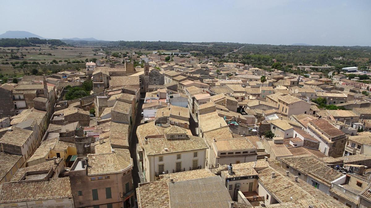Vista de parte del centro histórico de Sineu desde el campanario de la parroquia.