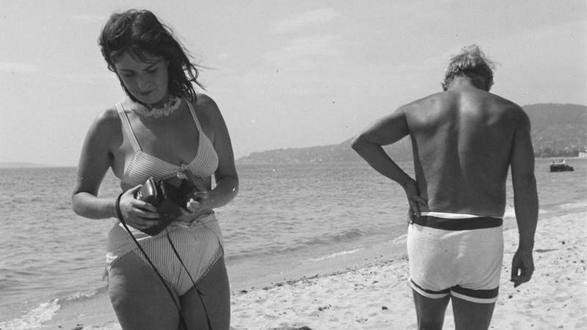 Dora Maar y Pablo Picasso (de espaldas), en la playa en 1937.