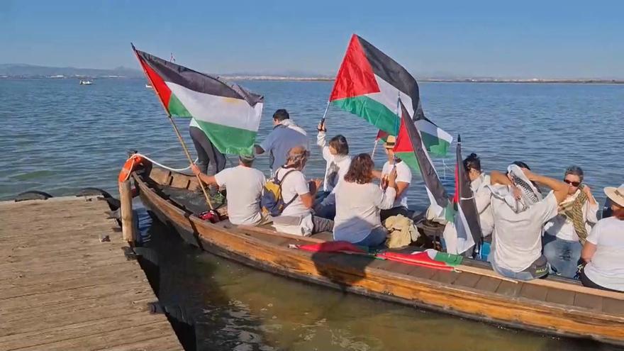 Unas 200 personas en barca recorren la Albufera de València en solidaridad con Palestina