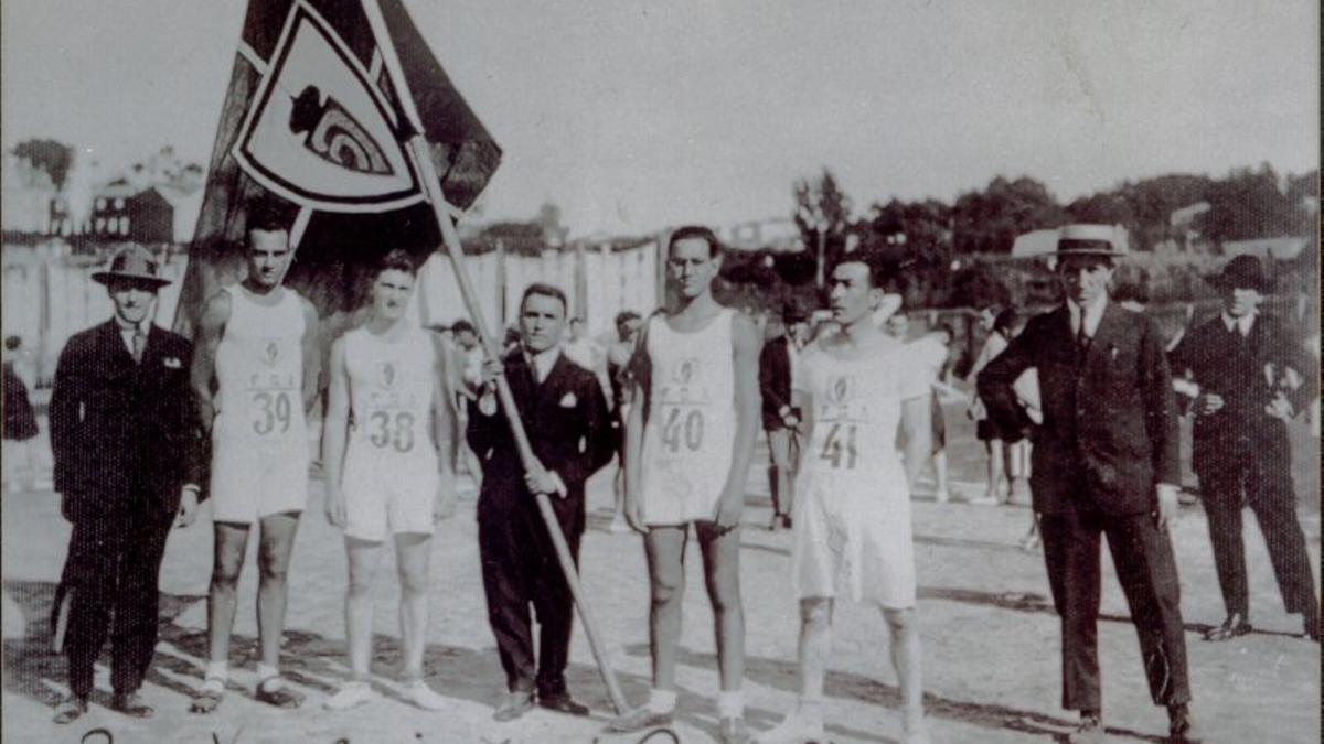Primer equipo de la historia del Celta Atletismo en 1924, con Manuel de Castro a la derecha.
