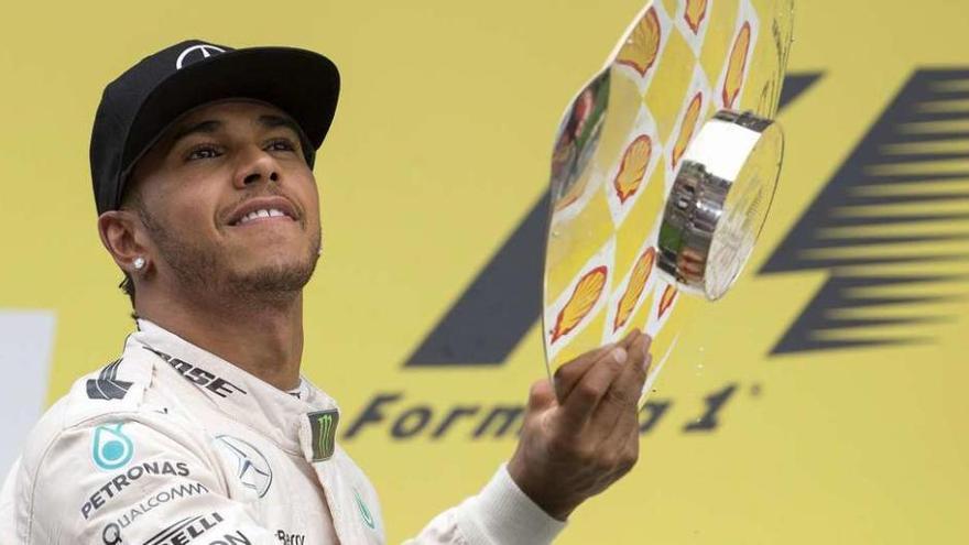 Hamilton celebra en el podio su victoria en el Gran Premio de Bélgica.