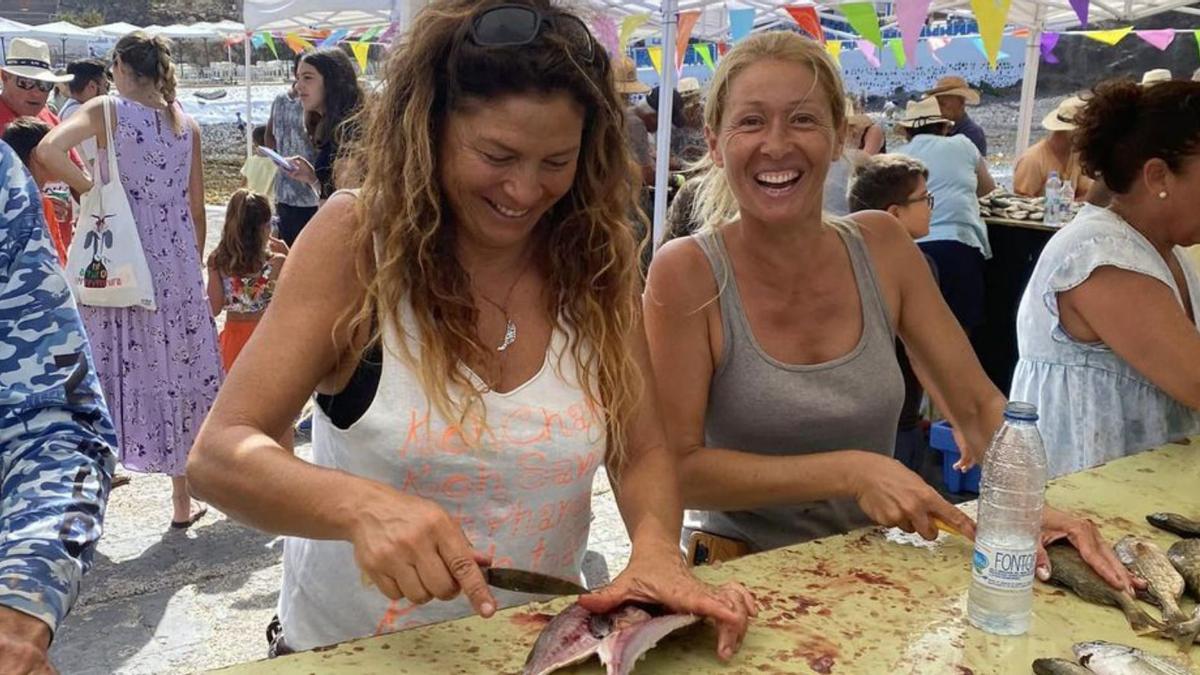 Dos jóvenes jareando salemas en el Muellito, en El Cotillo. | | LP/DLP