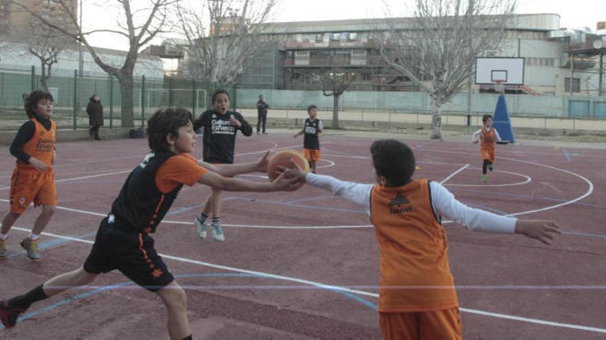 Un partido de niños junto a la Fonteta