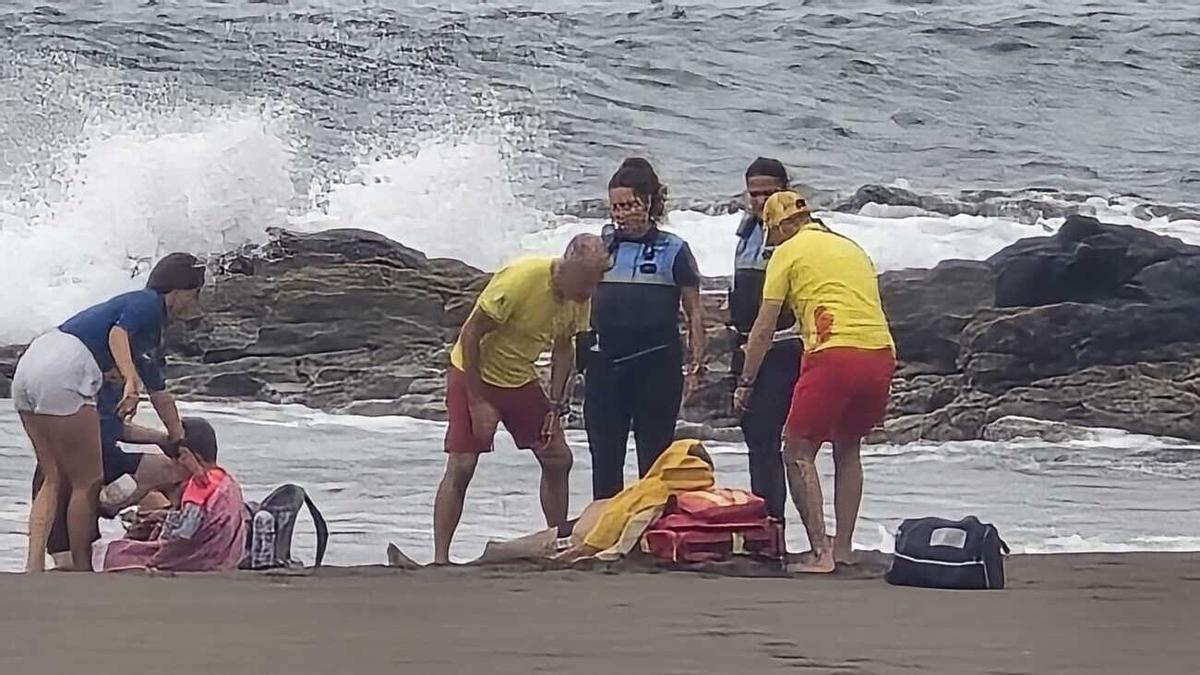 Rescatan a un niño y padre en la playa de Melenara