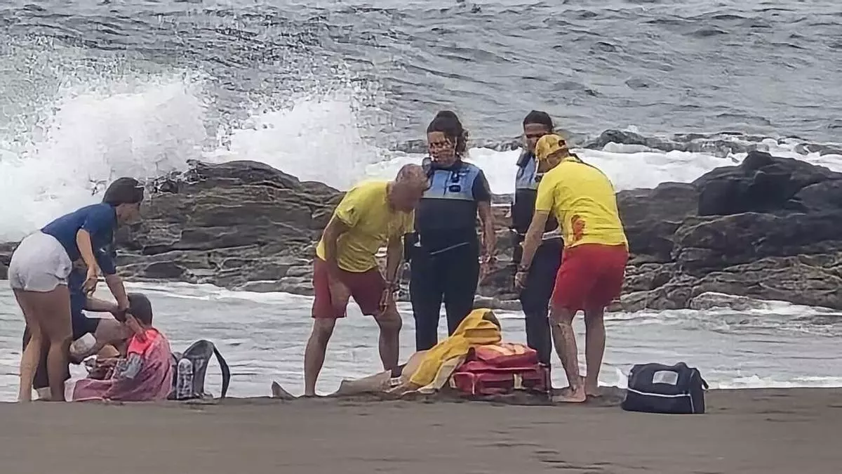 Rescatan a un padre y a su hijo menor de edad en la playa de Melenara, en Telde