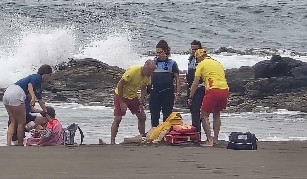 Rescatan a un padre y su hijo en la playa de Melenara, en Telde