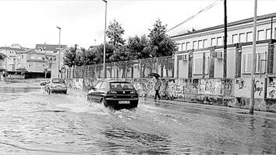 El acceso a los institutos Maria Ibars y Número 3 quedó inundado.