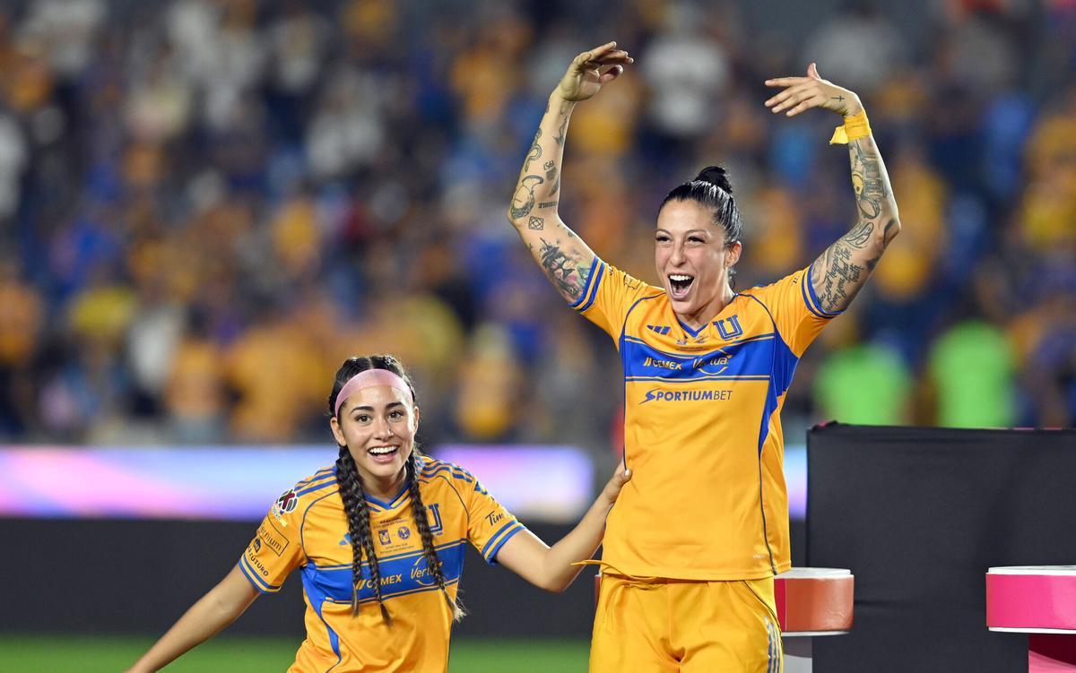 Jennifer Hermoso celebra al ganar la final del Torneo Apertura 2025 de la Liga Femenil MX