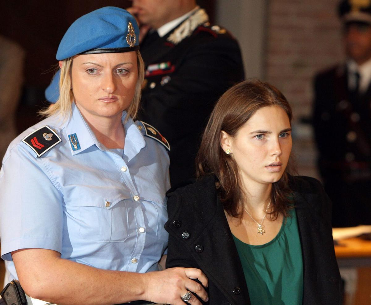 PER102.- PERUGIA (ITALIA), 03/10/2011.- La estadounidense Amanda Knox (d) entra hoy, lunes 3 de octubre 2011, a una corte de Perugia (centro de Italia) que la absolvió del asesinato en noviembre de 2007 de la joven británica Meredith Kercher, estudiante del programa de intercambio universitario "Erasmus". EFE/OLI SCARFF / POOL. Amanda Knox. Justicia, juicios, estudiantes, acusados, asesinatos, compañeros de piso, erasmus, sentencias, absoluciones