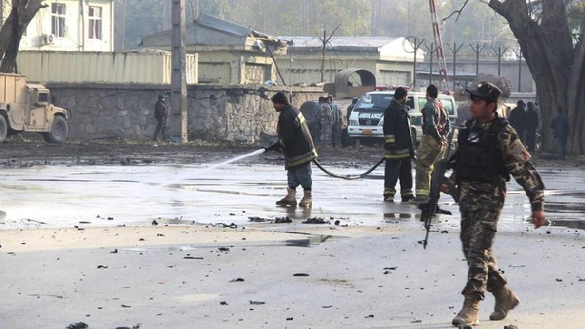 Miembros de las fuerzas de seguridad afganas inspeccionan el lugar del atentado en Jalalabad, este jueves.