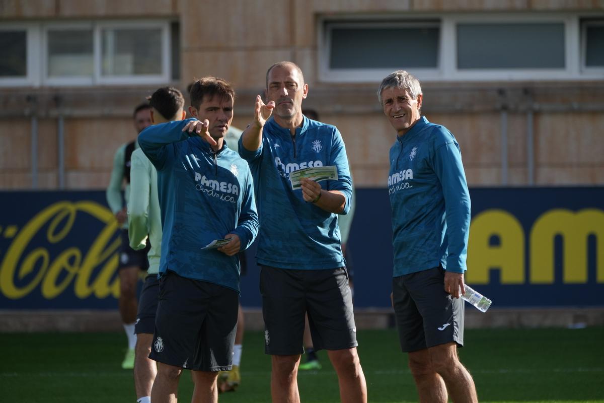 Ramiro Amarelle (i), el preparador físico Fran Soto (c) y Quique Setién (d), durante un entrenamiento.