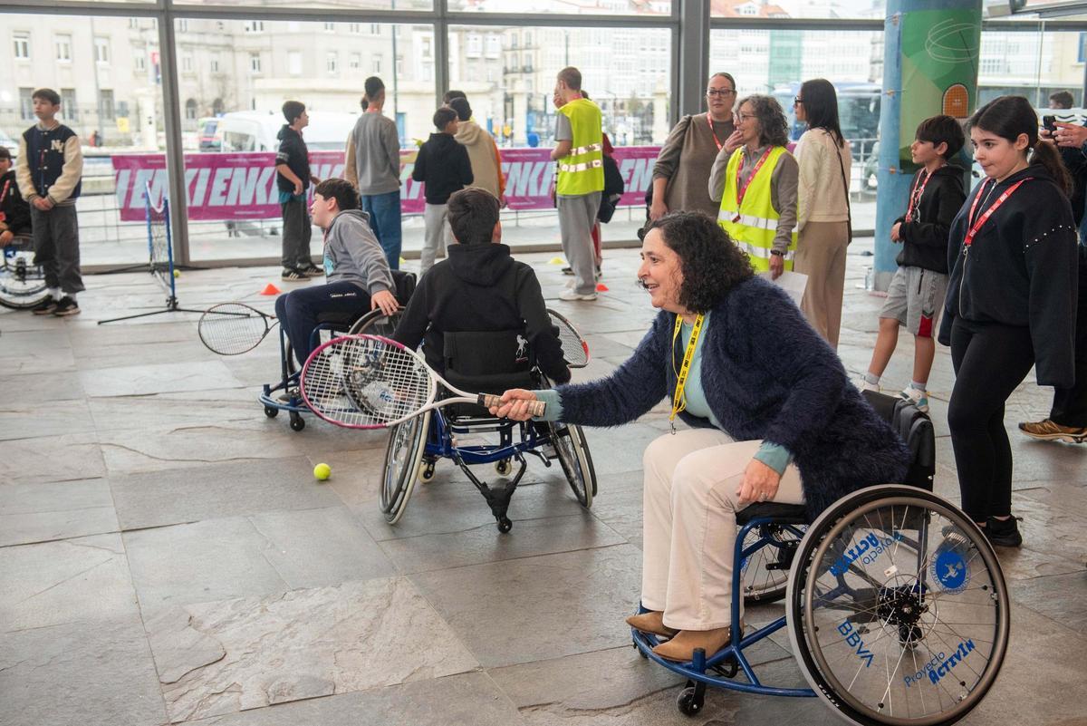 Enki reúne a 500 estudiantes de 14 centros de A Coruña para conocer el deporte inclusivo