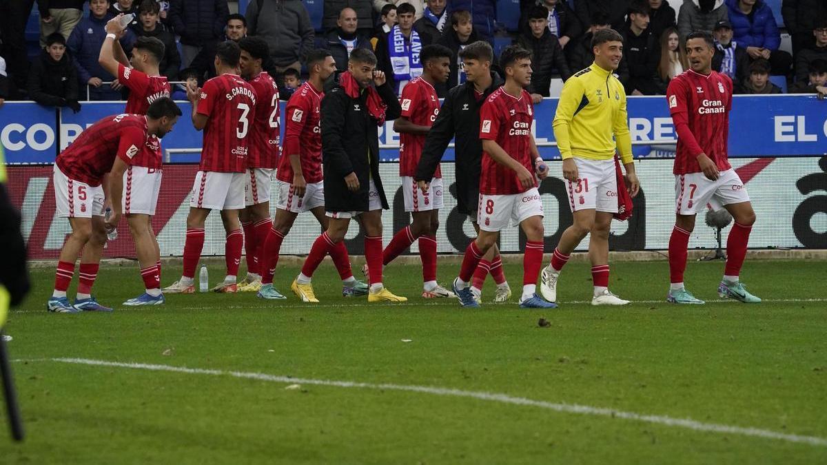 La plantilla de la UD celebra con la afición insular su triunfo ante el Alavés