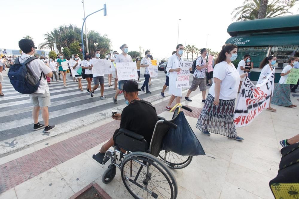 Cientos de médicos residentes se vuelven a manifestar por las calles de Alicante