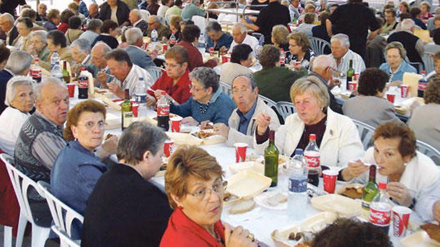 Las actividades de ocio que realizaban las personas mayores se han recortado sustancialmente, según los clubes de jubilados.