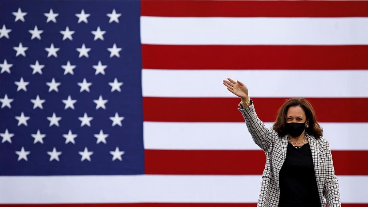 Kamala Harris saluda a los asistentes a un mitin en Palm Beach, el pasado 31 de octubre.