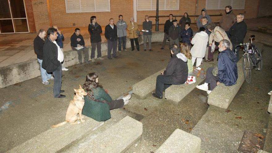 Las asociaciones escenifican el plante y celebran una asamblea