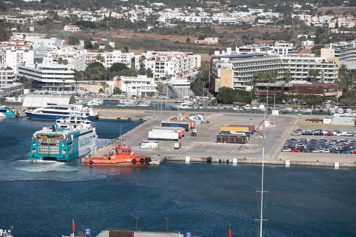 Vista parcial del puerto de Ibiza.