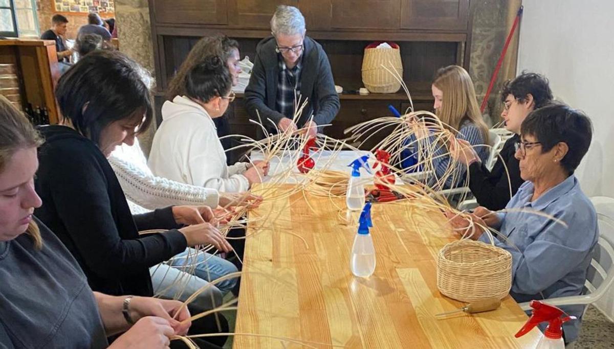 Participantes no obradoiro de cestería.