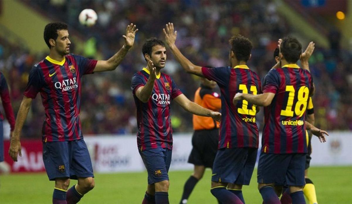 Els jugadors del Barça celebrant un gol davant el combinat de Malàisia XI. Els jugadors del Barça celebrant un gol davant el combinat de Malàisia XI.