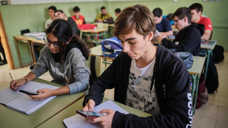 Alumnos del IES Teobaldo Power de Santa Cruz de Tenerife usan el teléfono móvil durante una clase como recurso integrado en la explicación de la materia.