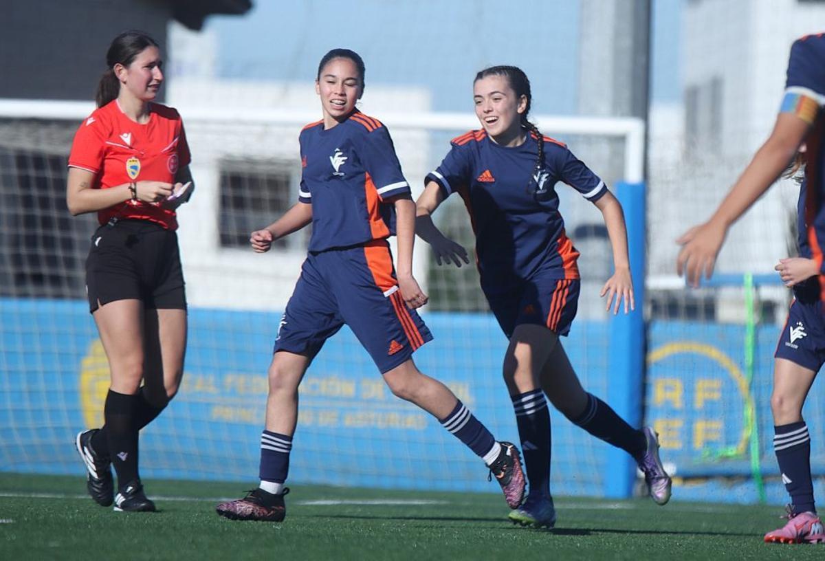 Dana celebra su gol con Adriana