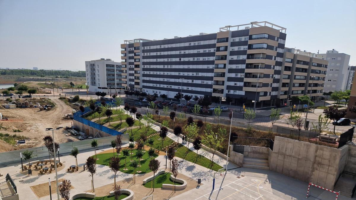 Vista aérea del patio del colegio Ana María Navales.
