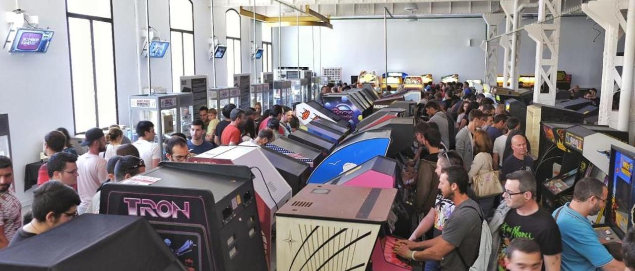 Jugadores de todas las edades disfrutan de la jornada de pruebas del Museo del Videojuego.