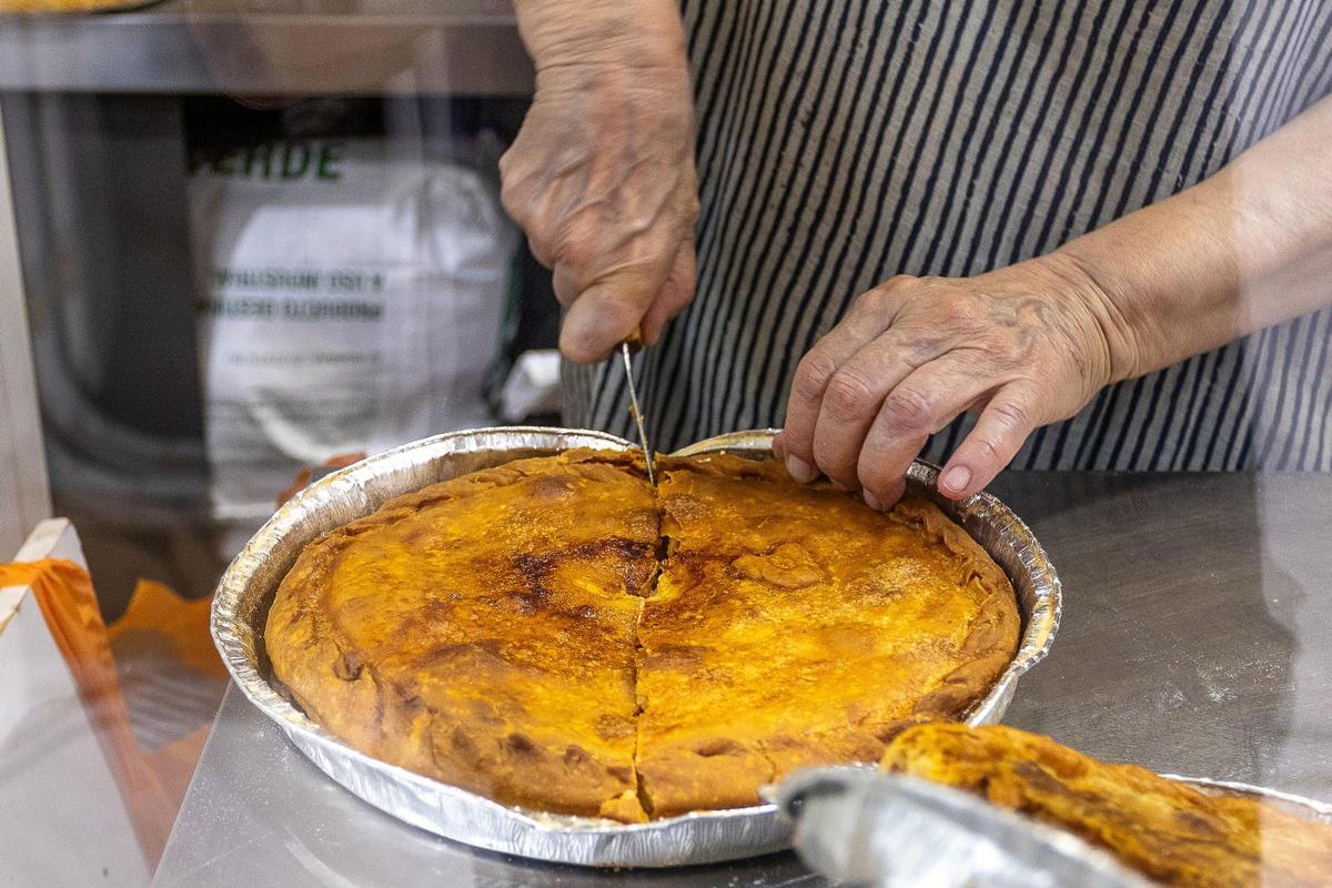 Gloria ha llegado a hornear 70 empanadas en un solo día.