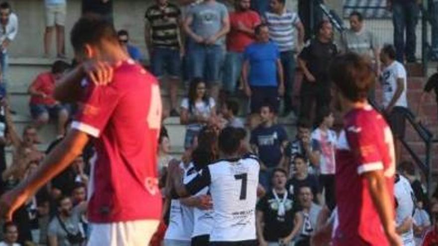 Cabizbajos los jugadores del Cartagena tras el tanto del Mérida.