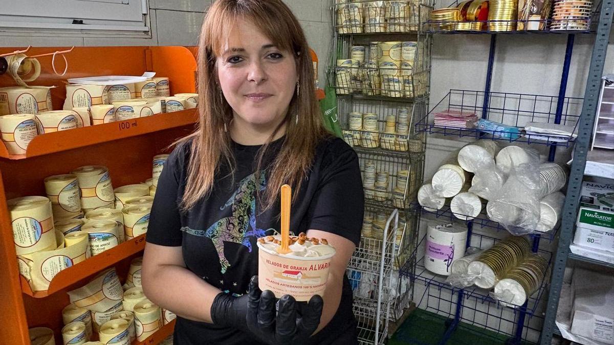 Ivanka Peláez con una tarrina de helado.