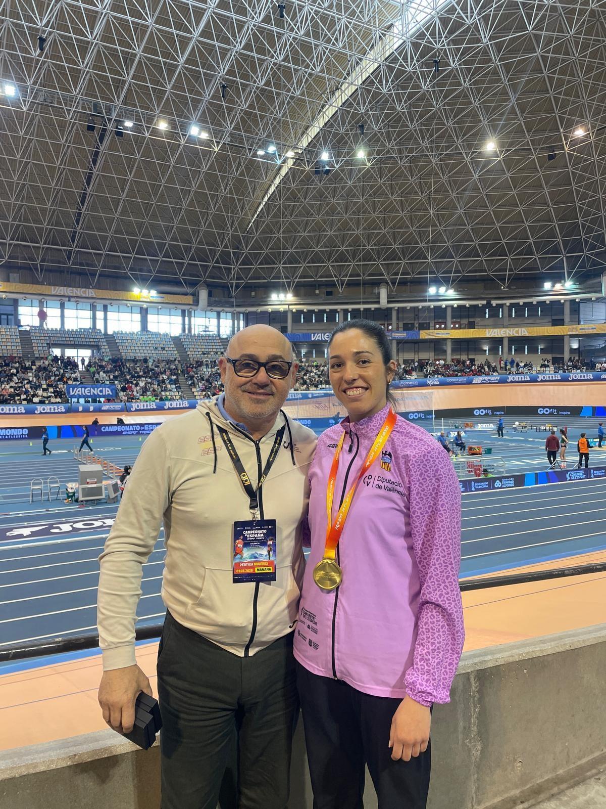 Mònica Clemente, després de rebre la medalla, amb el seu entrenador, Alberto Ruiz