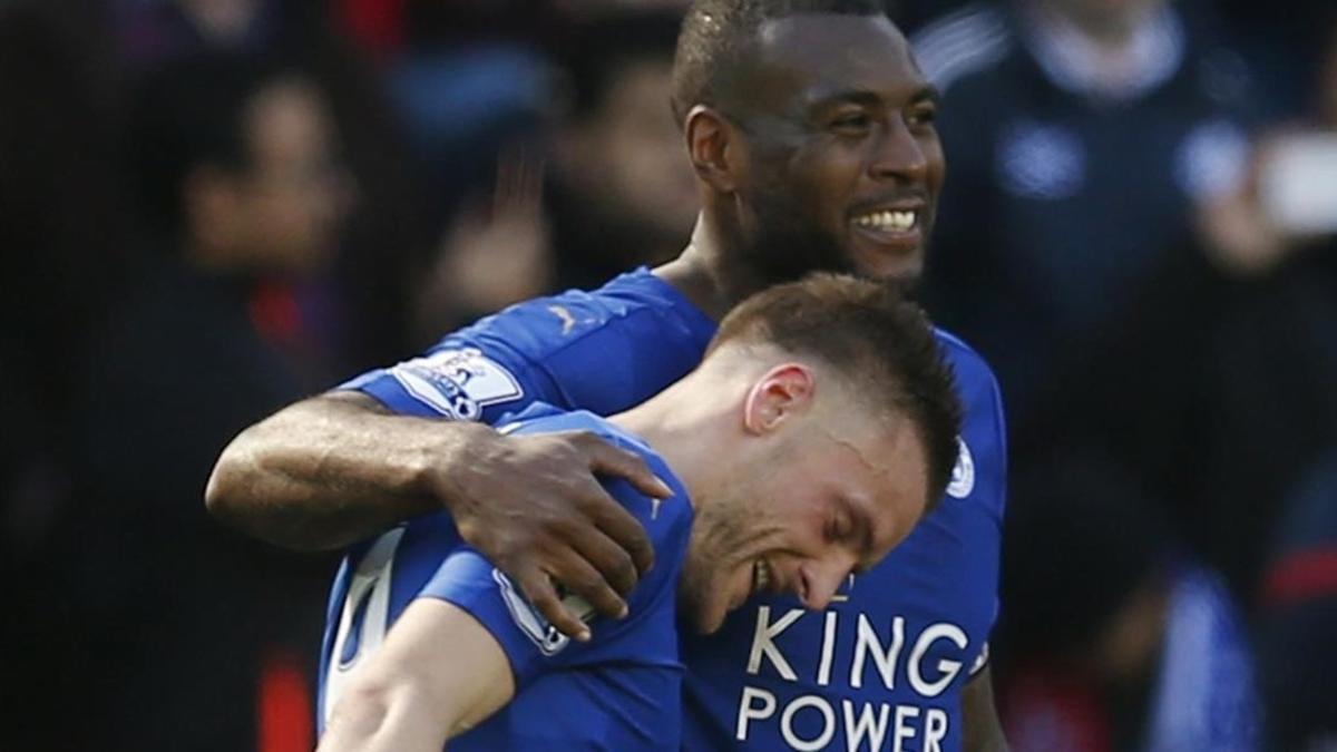 Wes Morgan abraza a Jamie Vardy tras uno de los dos goles del delantero del Leicester.